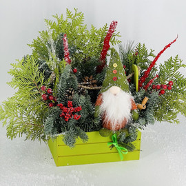 Новогодняя композиция живой хвои в деревянном ящике с веточками нобилиса