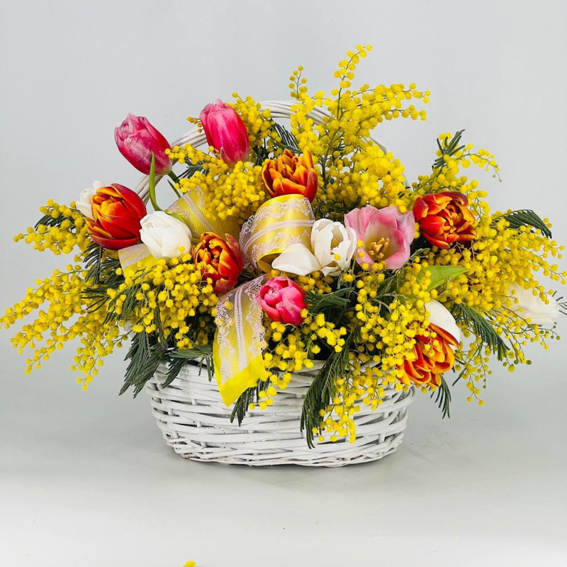 Корзина с тюльпанами и мимозой на 8 марта, стандартный