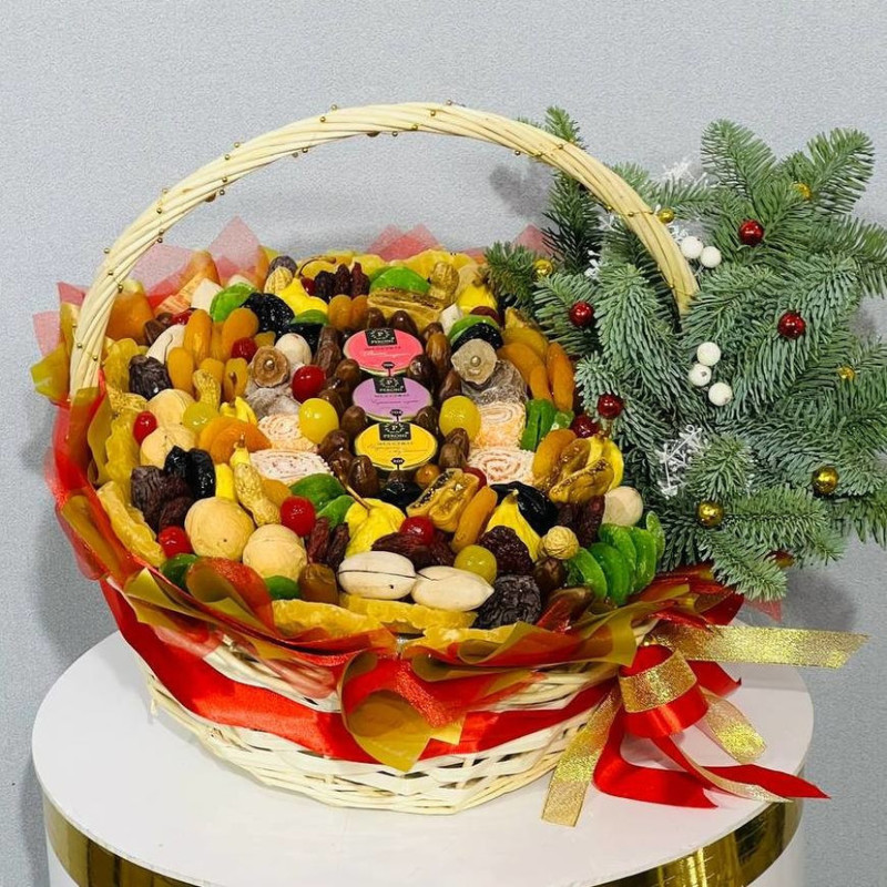 Podarochnaya korzina s suhofruktami s vetochkami nobilisa na Novij god, standart