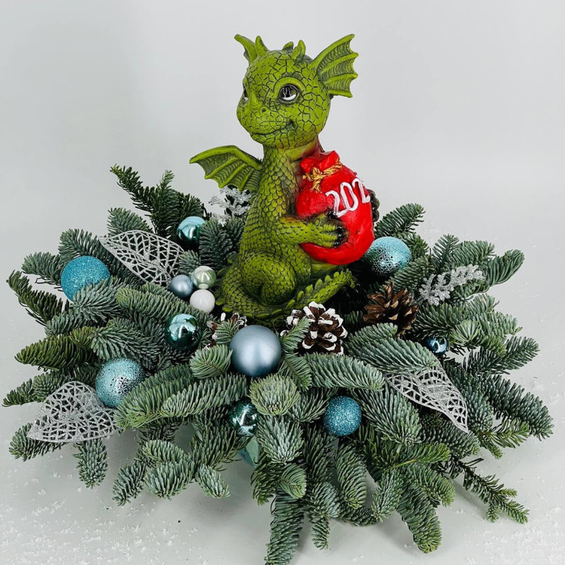 Интерьерная композиция новогодняя из натуральной хвои нобилис с сувениром дракон, стандартный