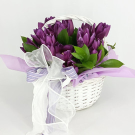 Фиолетовые тюльпаны в корзинке