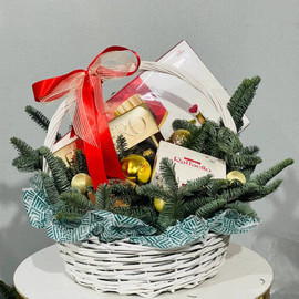 Новогодняя подарочная корзина с конфетами и красной икрой и веточками живого нобилиса