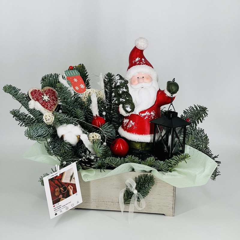 Novogodnyaya nastol_naya kompozitciya iz hvoi nobilis s Dedom Morozom, standart