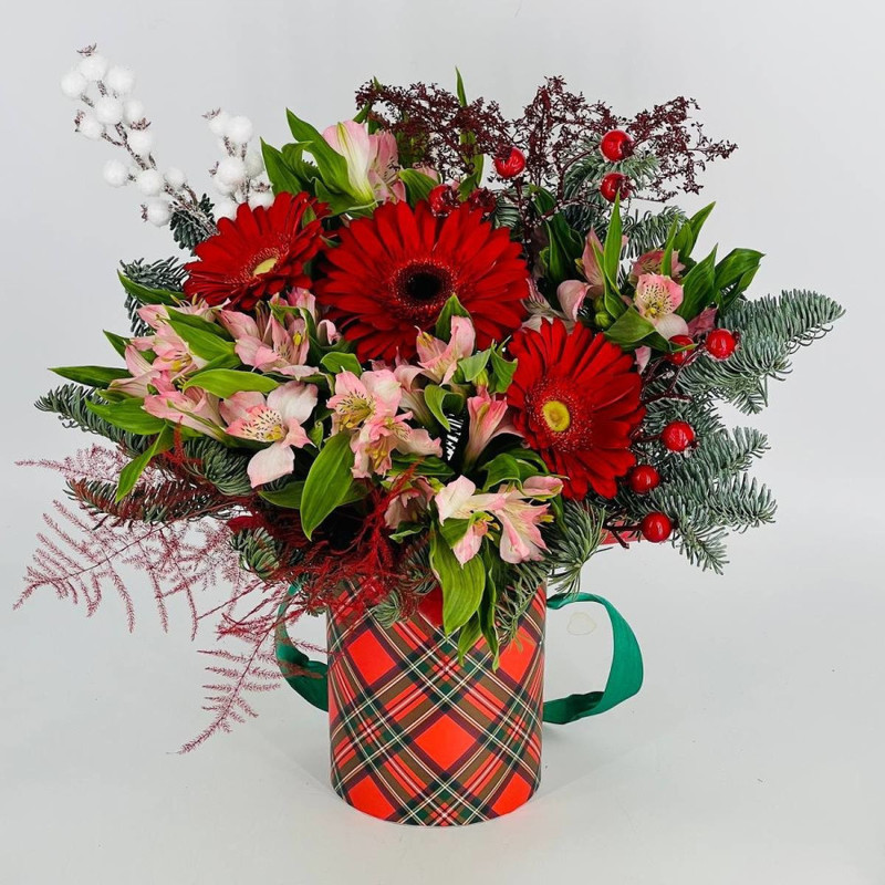 Новогодний букет композиция из хвои нобилис с цветами, стандартный