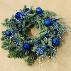 Еловый натуральный венок из нобилиса с новогодним декором 30 см