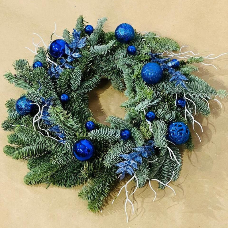 Еловый натуральный венок из нобилиса с новогодним декором 30 см, стандартный