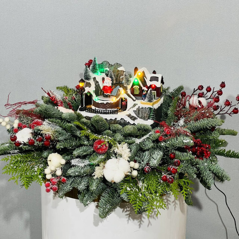 Большая композиция из веток датской ели нобилис с музыкальным сувениром "Новогодний поезд", стандартный