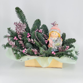 Novogodnyaya kompozitciya iz nobilisa v derevyannom yashike s suvenirom