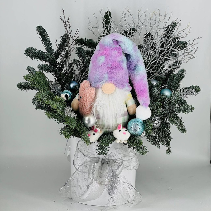 Bol_shaya novogodnyaya kompozitciya iz nobilisa s inter_ernoj kukloj ruchnoj raboti gnom, standart