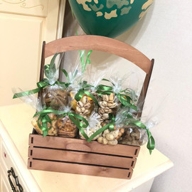 Набор снеков и орехов к пиву в деревянном ящике