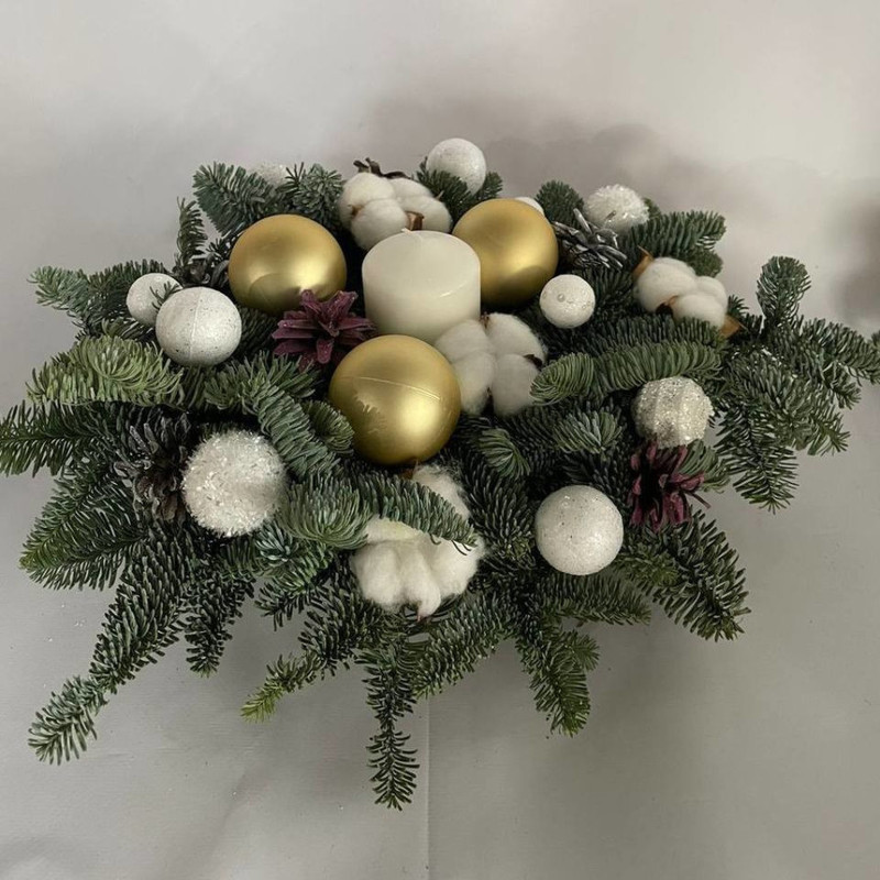 Rozhdestvenskaya kompozitciya so svechoj s vetochkami nobilis, standart