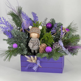 Buket iz nobilisa novogodnij v derevyannom yashichke