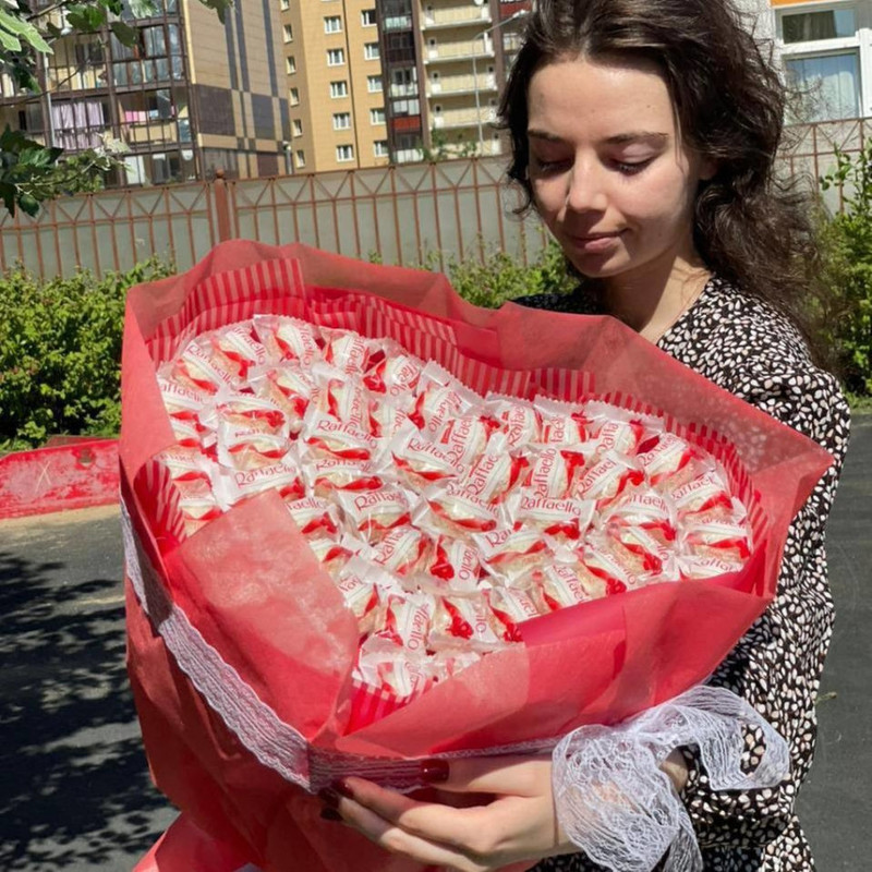 Сладкий букет в форме сердца из конфет Раффаэлло, стандартный