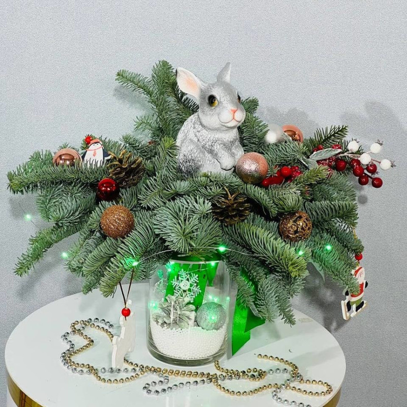 Novogodnyaya kompozitciya s krolikom iz vetok nobilisa, standart