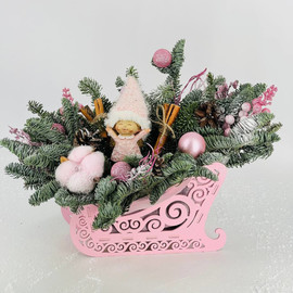 Настольная новогодняя композиция в кашпо в виде санок с нобилисом и сувениром девочка