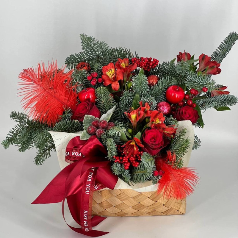 Новогодний букет в плетёной корзине с ветками нобилиса и красной альстромерией, стандартный