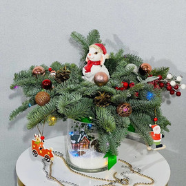 Prazdnichnaya kompozitciya iz eli nobilis v steklyannoj vaze