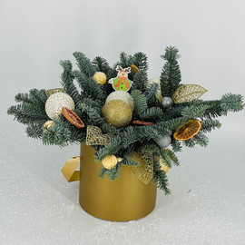 Novogodnij buket iz natural_noj datskoj eli nobilis v korobke