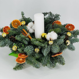 Novogodnyaya svecha na stol s vetochkami natural_noj hvoi nobilis