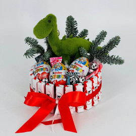 Тортик из шоколадок и конфет с игрушкой