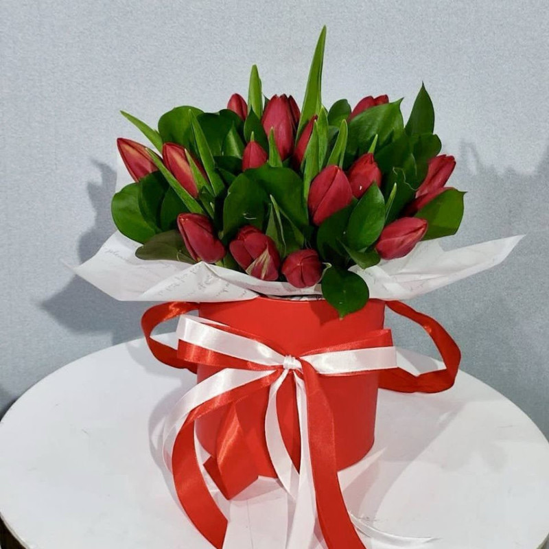 Красные тюльпаны в шляпной коробке, стандартный