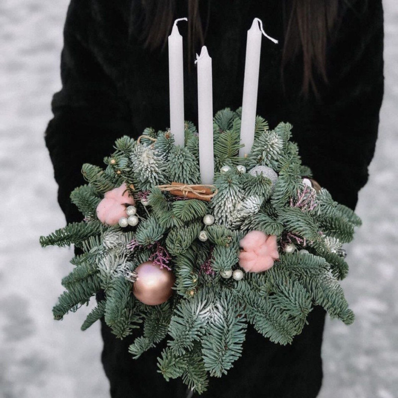 Novogodnij buket iz nobilisa so svechkami, standart