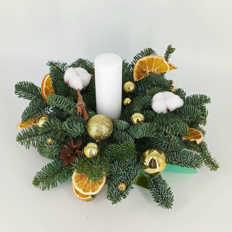 Buket rozhdestvenskij so svechoj na stol iz vetok nobilisa, standart