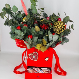 Новогодняя композиция из нобилиса в коробке с сюрпризом