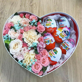 Букет в коробке сердце с цветами и киндерами