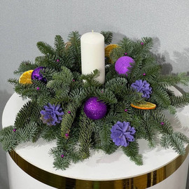 Букет новогодний со свечой из живого нобилиса