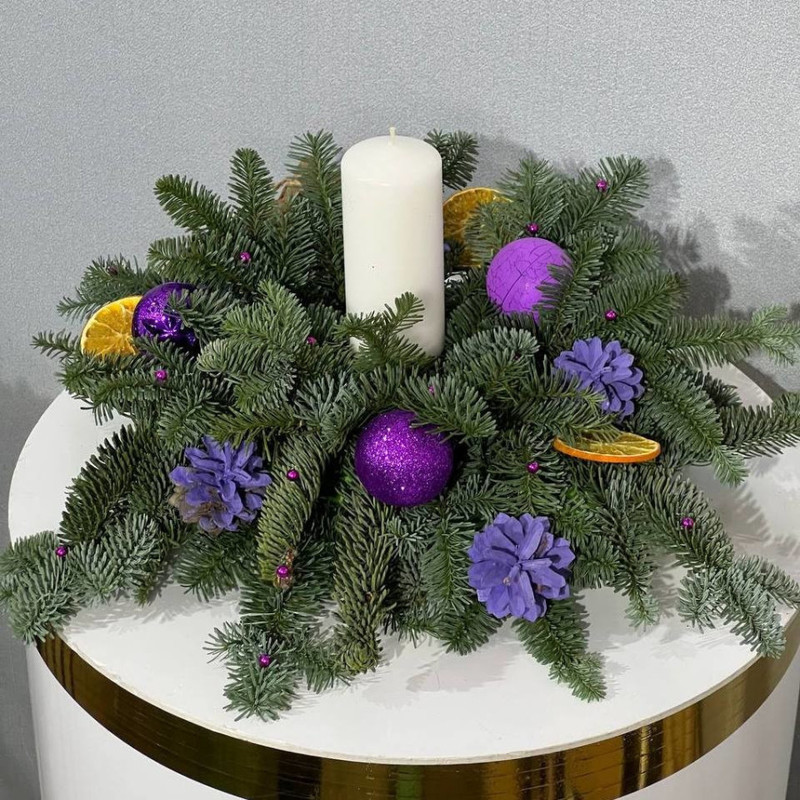 Buket novogodnij so svechoj iz zhivogo nobilisa, standart