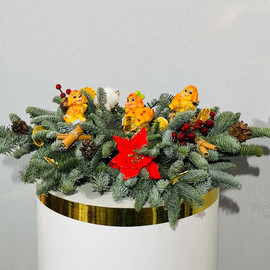 Inter_ernaya kompozitciya iz datskoj eli nobilis na stol