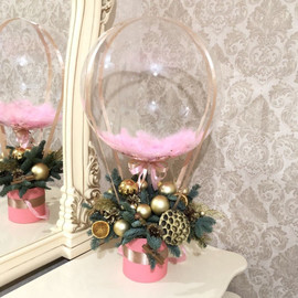 Novogodnij buket iz natural_nogo nobilisa s sharom babls