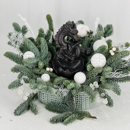 Nastol_naya kompozitciya iz hvoi nobilis s derzhatelem blagovonij drakon