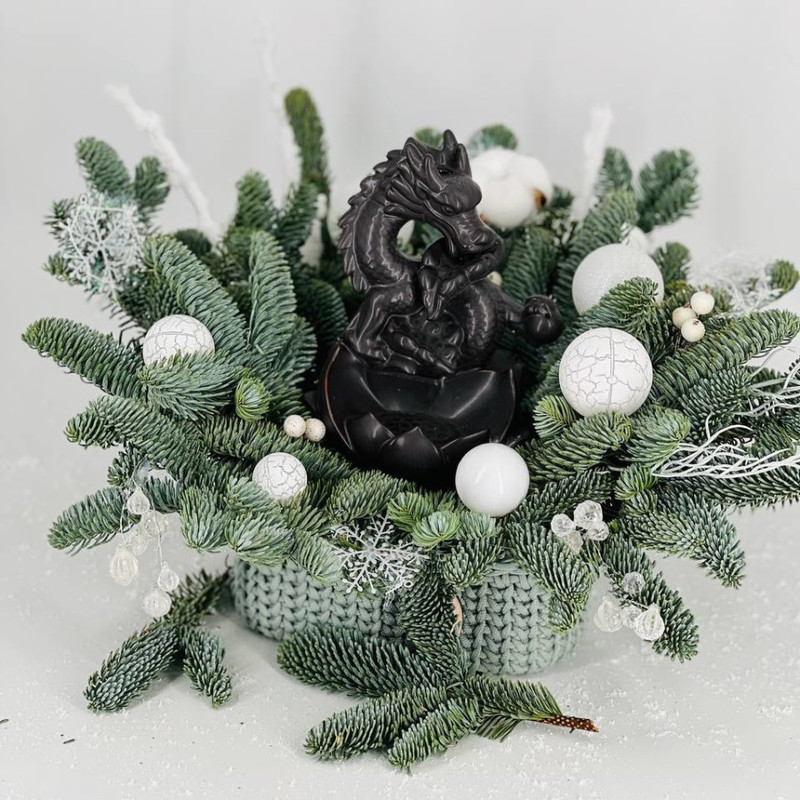 Nastol_naya kompozitciya iz hvoi nobilis s derzhatelem blagovonij drakon, standart