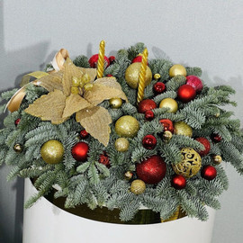 Kompozitciya so svechami dlya inter_era iz zhivoj hvoi nobilis