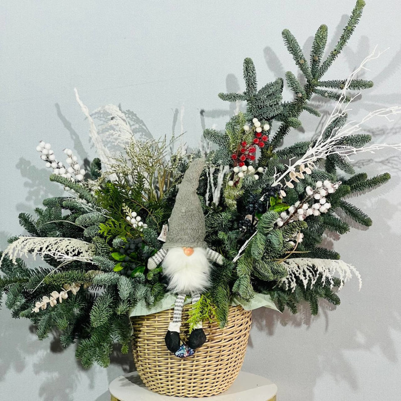 Большая интерьерная композиция из натуральной датской ели нобилис с интерьерной игрушкой гном, стандартный