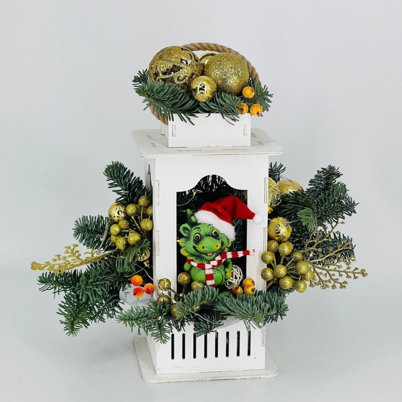 Novogodnyaya kompozitciya podsvechnik fonar_ s vetochkami nobilisa i drakonchikom, standart