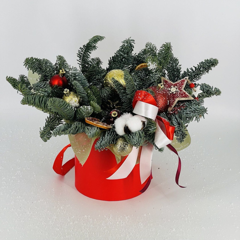 Novogodnyaya kompozitciya v shlyapnoj korobke iz vetok nobilisa, standart