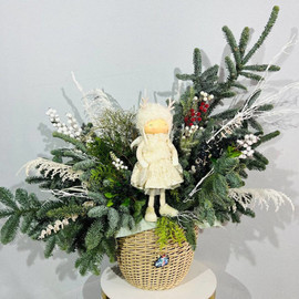 Новогодняя композиция для украшения улицы входа из натурального нобилиса