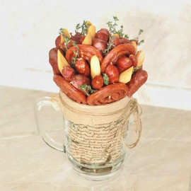 Мужской букет в кружке с колбасками и сыром