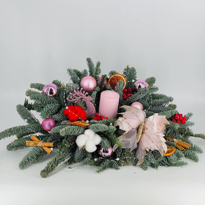 Novogodnyaya svecha kompozitciya iz zhivogo nobilisa na stol, standart