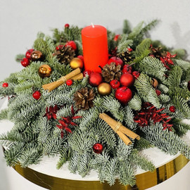 Настольная композиция из натуральной хвои нобилис со свечой