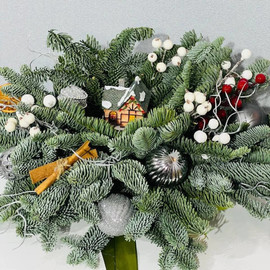 Buket novogodnij iz natural_noj hvoi nobilis