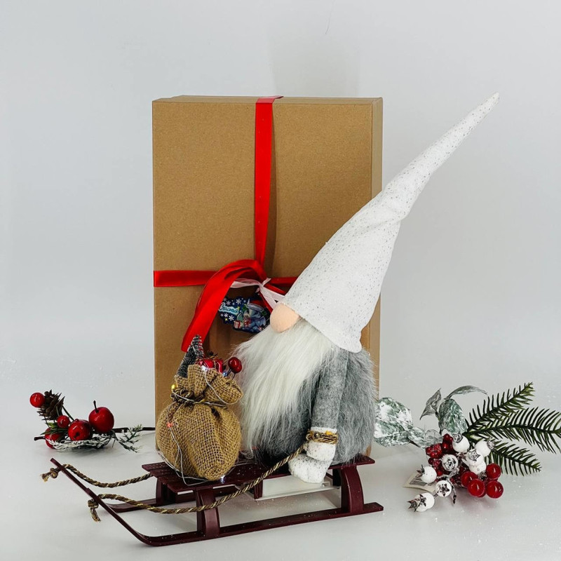 Новогодний подарок интерьерная кукла ручной работы гном в блестящем колпаке на санках, стандартный
