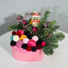 Сладкий букет на Новый год. Букет из нобилиса с пирожными макарони