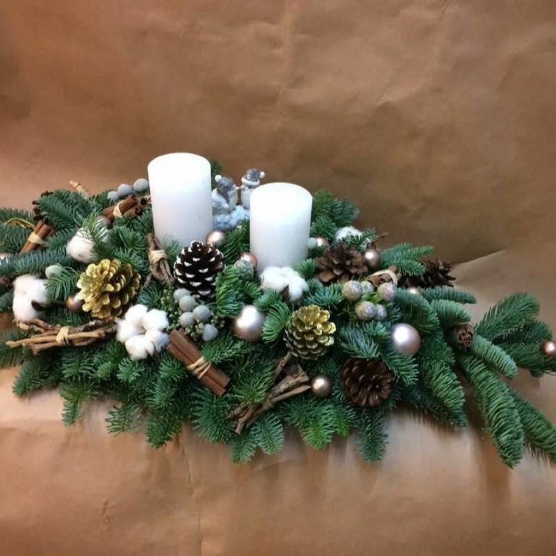 Rozhdestvenskaya kompozitciya iz nobilisa so svechkami, standart