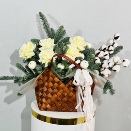 Букет из нобилиса и белых французских роз