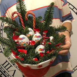 Новогодний букет с шоколадками киндер с веточками нобилис