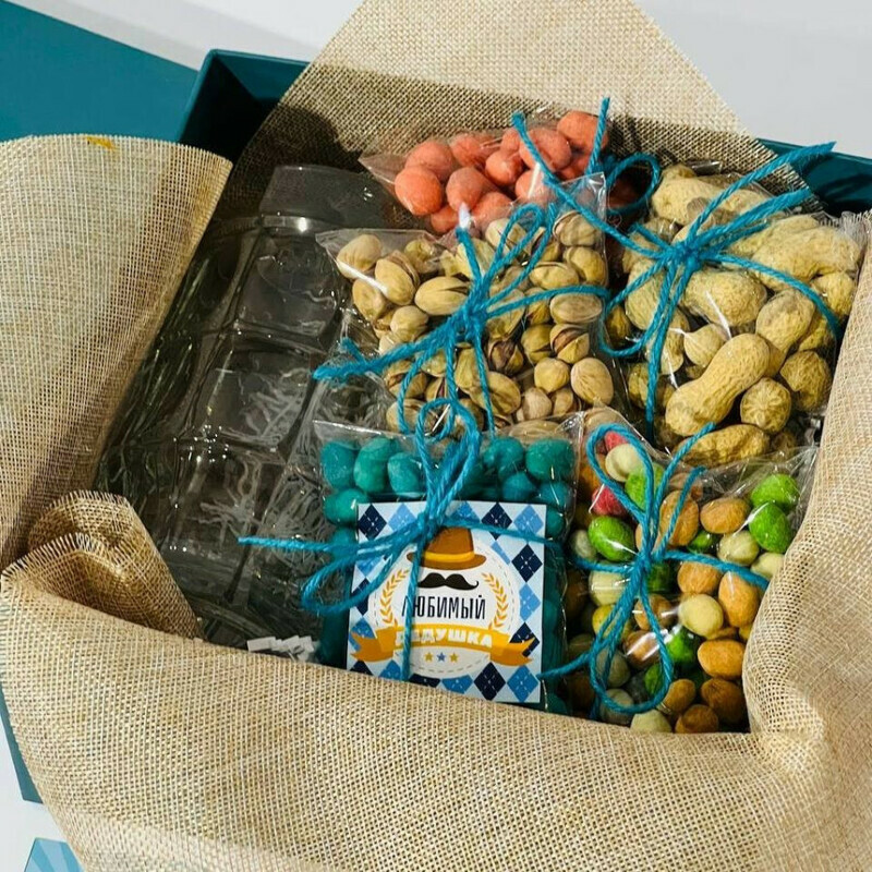 Podarok dlya dedushki nabor solyonih snekov s pivnoj kruzhkoj, standart